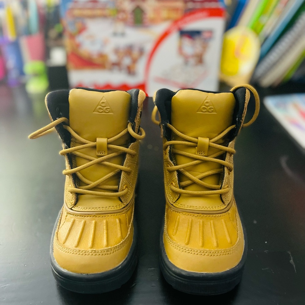 Kids' Nike Timberland like new sz 11 Rainproof leather Boots